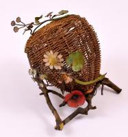 Szecessziós virágos fém kosárka, kopásnyomokkal, 15×10 cm