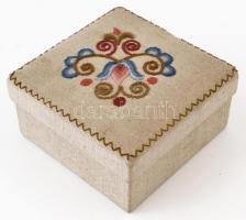 Fehér és átlátszó gombok szövettel borított dobozban, 14×15×7,5 cm