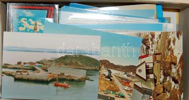 200 db külföldi modern városképes lap benne Faroer, Grönland, sok futott bélyeges, hozzá 8 színes leporello