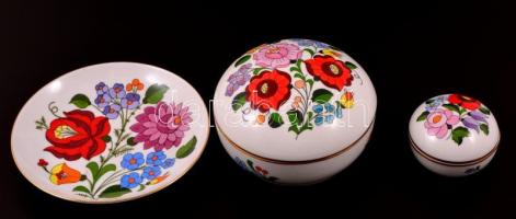 Kalocsai porcelán tál és 2 db bonbonier, kézzel festett, jelzett, hibátlan, d: 7, 12, 15 cm