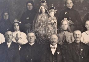1910-1928 3 db MariaZell-i bucsújárós fotó, valamint egy esküvői fotó, fotó kartonon, többnyire folt...