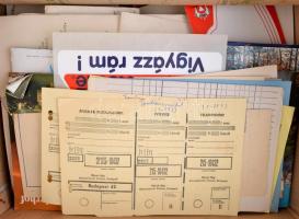 Egy cipősdoboznyi vegyes papírrégiség tétel, nyomtatványok, képeslapok, üdvözlőlapok, közte modernek...