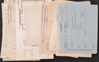 Egy cipősdoboznyi vegyes papírrégiség tétel, nyomtatványok, képeslapok, üdvözlőlapok, közte modernek...