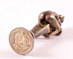 Ezüst (Ag.) pecsétnyomó monogrammal, faun-torzós erotikus jelenetes nyéllel, jelzett, m: 7,5 cm, net...