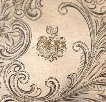 Díszes fém tálca családi címerrel, 32×25,5 cm