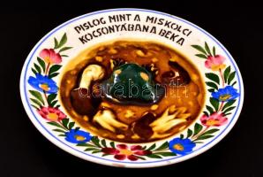 "Pislog mint a miskolci kocsonyában a béka" feliratú népi mintás hollóházi antik humoros k...
