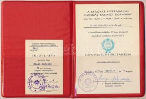 1974. Honvédelmi Érdemérem kitüntetés adományozói okirat és viselésre jogosító igazolvány műbőr tokban, Czinege Lajos honvédelmi miniszter aláírásával