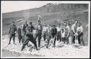 cca 1940 Munkaszolgálatosok a kőfejtőben, fotó, hátulján feliratozva, 8,5×13 cm