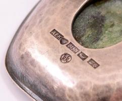 Ezüst(Ag) bross jáde kővel, jelzett, 3,5×3 cm, bruttó: 18,7 g