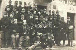 1913 Vermiglio, Tiroli magyar vár tüzérek, akik fosztva vannak a legszebb élettől / K.u.K. Hungarian Tyrolean artillery men. group photo with music instruments
