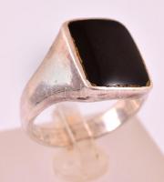 Ezüst(Ag) gyűrű, fekete zománc berakással, jelzett, méret: 53, bruttó: 5,6 g