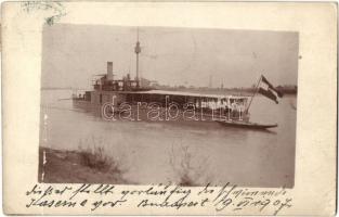 1907 Az SMS "Körös" monitor az Osztrák-Magyar Haditengerészet közös lobogójával; Dunaflottilla / K.u.K. Kriegsmarine Donauflottille / WWI Austro-Hungarian Navy Danube Fleet river guard ship SMS Körös with naval flag. photo (fa)