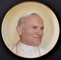 Hollóházi II. János Pál pápa tányér, matricás, jelzett, apró kopásokkal, saját dobozában, d: 25,5 cm