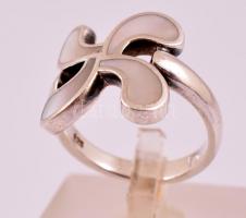 Ezüst(Ag) gyöngyházberakásos gyűrű, jelzett, méret: 52, bruttó: 4,9 g