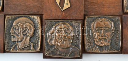 Apostolokat ábrázoló, vörösrézzel díszített falióra, elemmel működik, elem nélkül, 28×27 cm