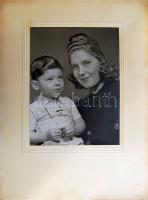 cca 1900-1960 6db nagyméretű családi fotó (egy bekeretezve)