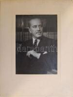 cca 1900-1960 6db nagyméretű családi fotó (egy bekeretezve)