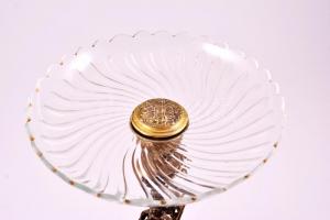 XIX. sz. Ezüstözött asztalközép puttó szobrocskával  21 cm átmérőjű csiszolt üveg tartórésszel. / An...