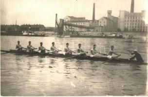 1925 Budapest IV. Újpesti rakpart, versenyevezősök edzés közben a Victoria- és Erzsébet-gőzmalom előtt. photo