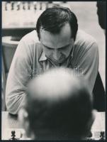 cca 1975 Lengyel Levente (1933-2014) sakkozó, Maróczy-díjas nemzetközi sakknagymester, sakkolimpiai ezüst és bronzérmes, Európa-bajnoki és magyar bajnoki ezüstérmes, mesteredző fotója, 12x9 cm