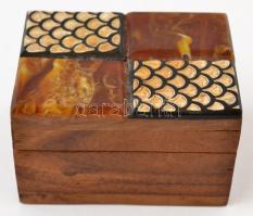 Dekoratív tetejű kis fa dobozka, 7×5×4,5 cm