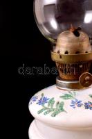 Petróleumlámpa, tejüveg fém szerelékkel, festett zománc virágokkal, csorba nélkül, m: 40 cm