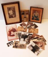 cca 1880-1940 22 db vegyes fotó: benne keményhátú, keretezett + 1 db keretezett grafika