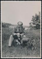 cca 1940 Németh Antal (1903-1968) rendező, színháztörténeti író, a Nemzeti Színház igazgatója kutyájával, 17x12 cm