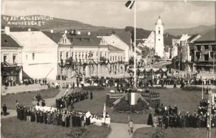 1940 Gyergyószentmiklós, Gheorgheni; bevonulás, Országzászló avatás, a tömeg várja a honvédeket / entry of the Hungarian troops, Hungarian Flag inauguration, crowd. photo + 1940 Szászrégen visszatért So. Stpl.