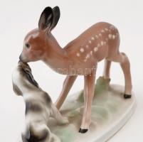 Unterweissbach őzike a kiskutyával, kézzel festett, jelzett, apró kopásnyomokkal, m:8 cm, h:10,5 cm