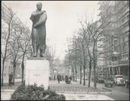 1960 A budapesti Liszt Ferenc téri Ady-szobor az átadás után, körülötte a városi forgalommal, 18×23 cm