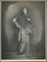 cca 1930 H. H. The Dayang Muda of Sarawak Gladys Milton Palmer Brooke (1884-1952), fotó, Paris, Studio Georges Marant, a hátoldalon pecséttel jelzett, 22x17 cm