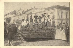 1923 Temesvár, Timisoara; A szeptember 9-i sváb felvonulás, az aratók kocsija. Az első svábok Bánátban való megérkezésének 200. évfordulója alkalmából /  Reihe III. Vom Schwabenfestzug am 9 September, Wagen der Schnitter /  200th Anniversary celebration of the arrival of the first Swabians in Banat, cart of the reapers. Photograph Kossak (EK)