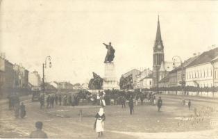 Arad, Kossuth szobor, templom, emeletes autóbusz, piac. Ruhm Ödön fényképezte / statue of Kossuth, double decker autobus, market, church. photo