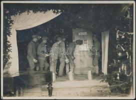 cca 1916 Sorban állás a konyha előtt, katonai színjátszók karácsonyi előadása a fronton, 8×11 cm