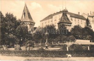 Pannonhalma, Győrszentmárton; Kaputorony, szökőkút. W.R. felvétele