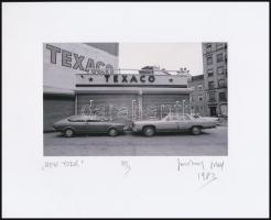 1982 Jankovszky György(1946-): New York 10/3, feliratozott, aláírt, kartonra kasírozott fotó, 11x17,5 cm