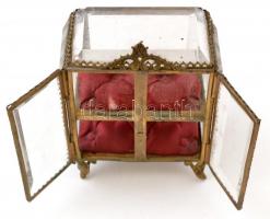 Régi ékszertartó mini vitrin, csiszolt sérült üveggel, réz lábbal és borítással, sérüléssel, m: 11 c...