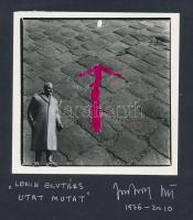 1976-2010 Jankovszky György(1946-): Lenin elvtárs utat mutat, feliratozva, aláírt, pecséttel jelzett, kartonra kasírozva, 11×10 cm