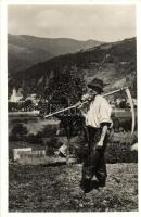 Rahó, Rakhiv; Hucul földmíves kaszával / Hucul farmer with scythe. Knoll Foto