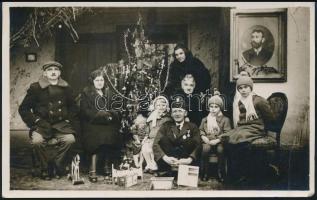1934 Családi karácsony, fotólap, felületén törésnyom, 8,5×14 cm