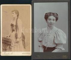 cca 1900 Lányok, 2 db keményhátú fotó Kemény Jenő kassai, illetve Becske Adolf veszprémi műterméből, különböző méretben