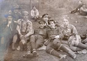 cca 1910-1940 Családi fotóalbum, cserkész jamboree, város és tájképek, több mint 150 fotóval, vegyes...