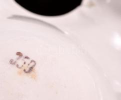 6 férőhelyes porcelán tojástartó, kézzel festett, jelzett, kopásokkal, m: 11 cm