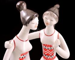 Hollóházi népviseletes lányok, matricás, jelzett, apró kopásokkal, m: 23,5 cm