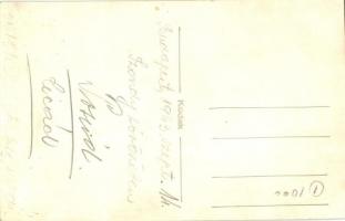 1943 Budapest VI. Szondy söröző, életkép hegedűssel. photo