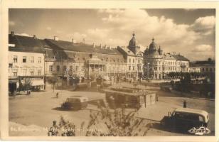 Kolozsvár, Cluj; Mátyás király tér, autóbuszok, étterem, Columbia, Vass & Rakits, Capitol, Unio / square, autobuses, shops, restaurant. photo + "1940 Kolozsvár visszatért" So. Stpl