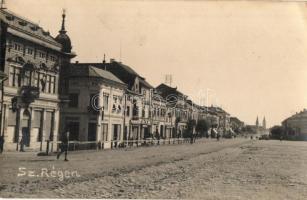 1940 Szászrégen, Reghin; Lazar Haimann & Deutsch, Géza Dávid, Iuliu Ellek üzlete, szvasztika zászló / street view with shops and swastika flag. photo + 1940 Szászrégen visszatért Sop. Stpl