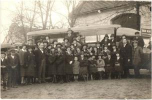 1927-1928 Csanakfalu, Ménfőcsanak (Győr) - 2 db régi fotólap, az egyiken a győri m. kir. ált. tanítónőképző V. éves növendékei az 1927. évi záróünnepélyen, autóbusz a háttérben / 2 pre-1945 photo postcards