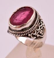 Ezüst (Ag.) gyűrű, csiszolt rubinnal, jelzett, méret: 56, bruttó:6,8 g